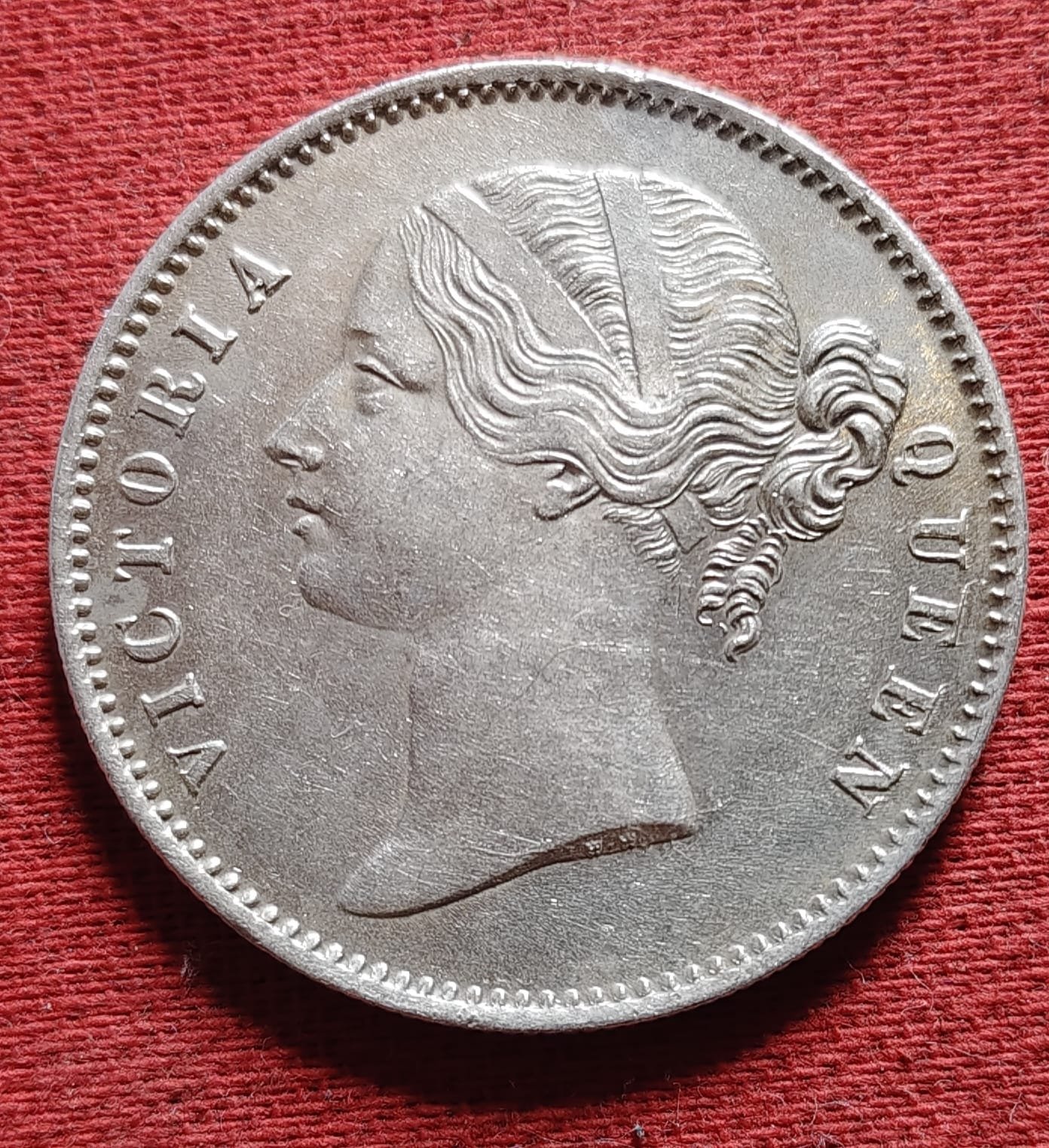 EAST INDIA COMPANY 1840 CONTINIOUS LEGEND VICTORIA QUEEN BEAUTIFUL ONE RUPEE SILVER COIN